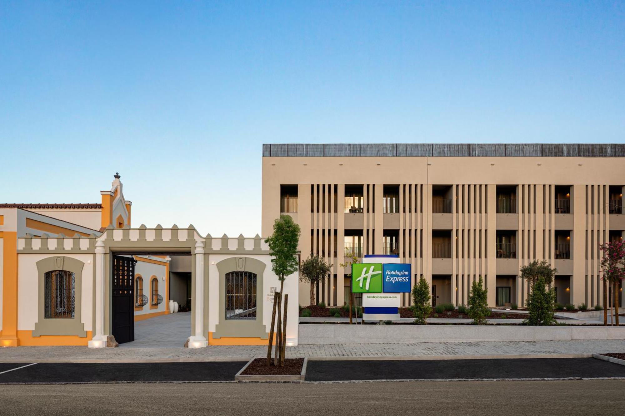 Holiday Inn Express Evora By Ihg Exterior photo
